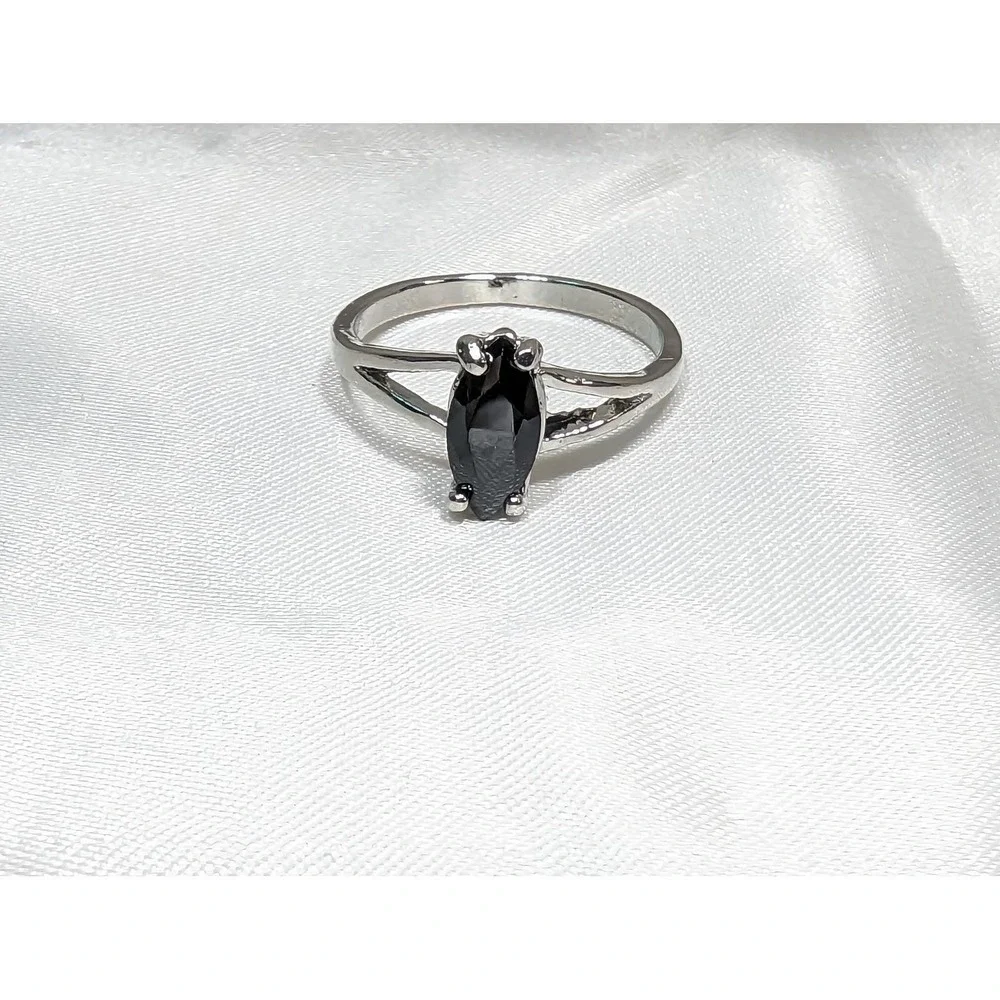 Silvertone Ring Size 8 Black Stone Solitaire New
